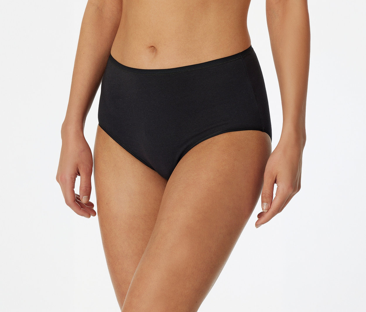 Personne portant une culotte noire taille haute.