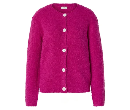 Cardigan en maille bouclée rose vif avec un col rond, des manches longues et trois boutons roses assortis sur le devant.