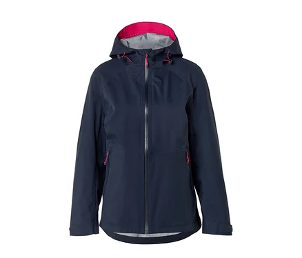 Une veste à capuche bleu foncé avec une doublure rose vif dans la capuche et des tirettes de fermeture éclair roses sur les poches avant et la fermeture principale.