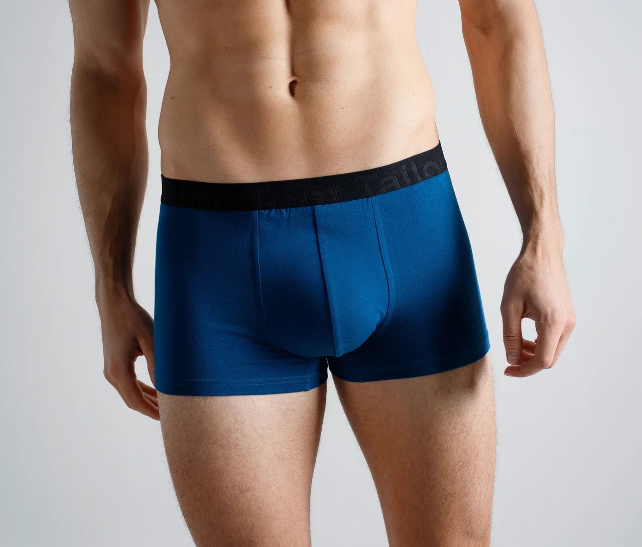 Homme portant un boxer bleu avec une ceinture noire.