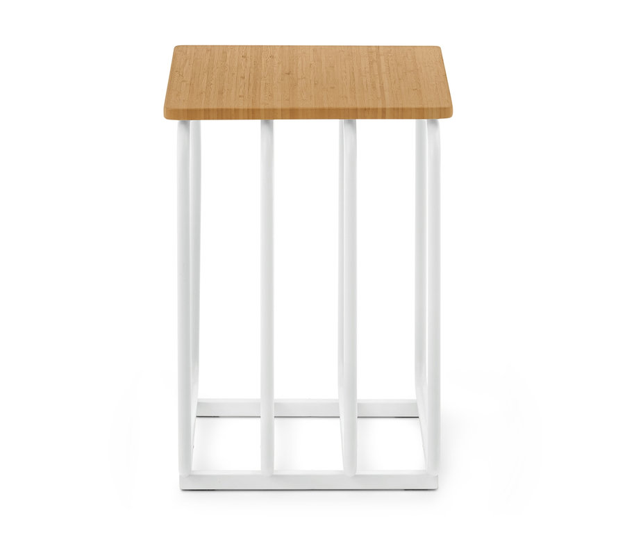 Table d'appoint rectangulaire avec un plateau en bois clair et une base en métal blanc composée de barres verticales.