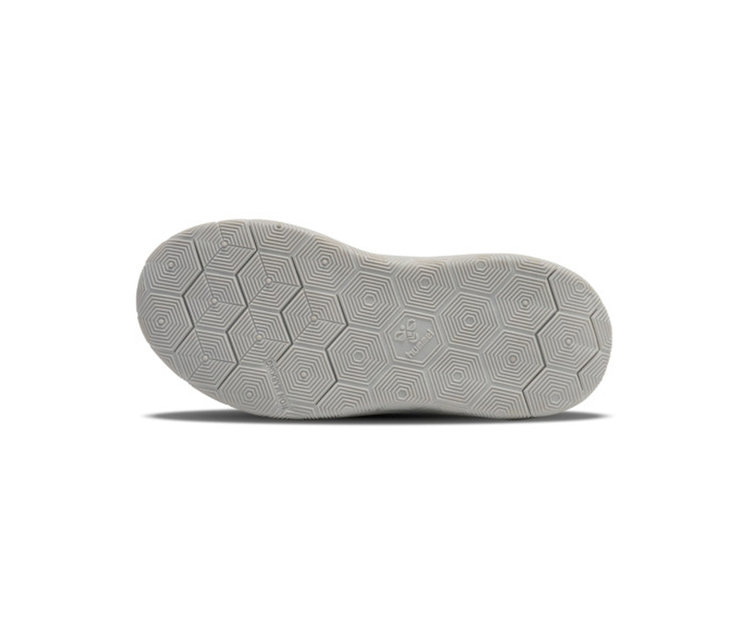 Dessous d'une semelle de chaussure gris clair avec un motif hexagonal, le logo Hummel et le texte 'NON-MARKING'.