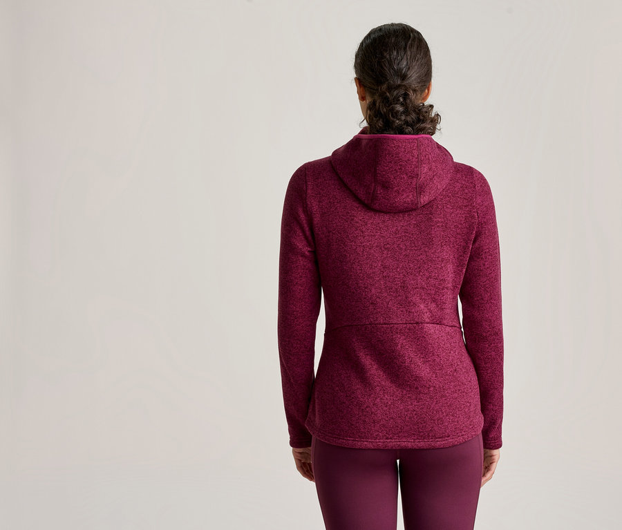 Femme de dos, portant une veste polaire à capuche bordeaux et un legging assorti.