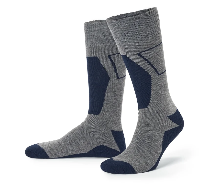 Une paire de chaussettes hautes grises avec des orteils, des talons et des motifs géométriques bleu marine sur les tibias.