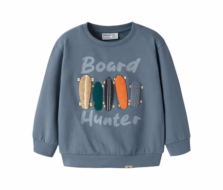 Sweat-shirt bleu avec l'inscription "Board Hunter" et quatre motifs de planches texturés en beige, vert, orange et gris.