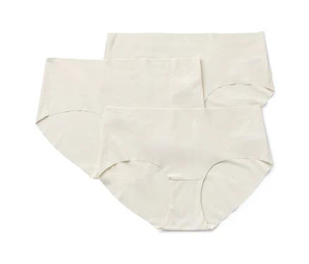 Trois culottes couleur chair pour femmes sont superposées.