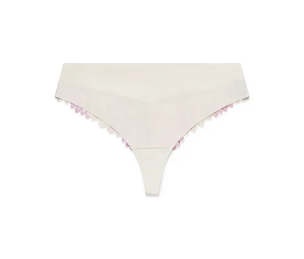 Tanga blanc avec détails violets et dentelle blanche.