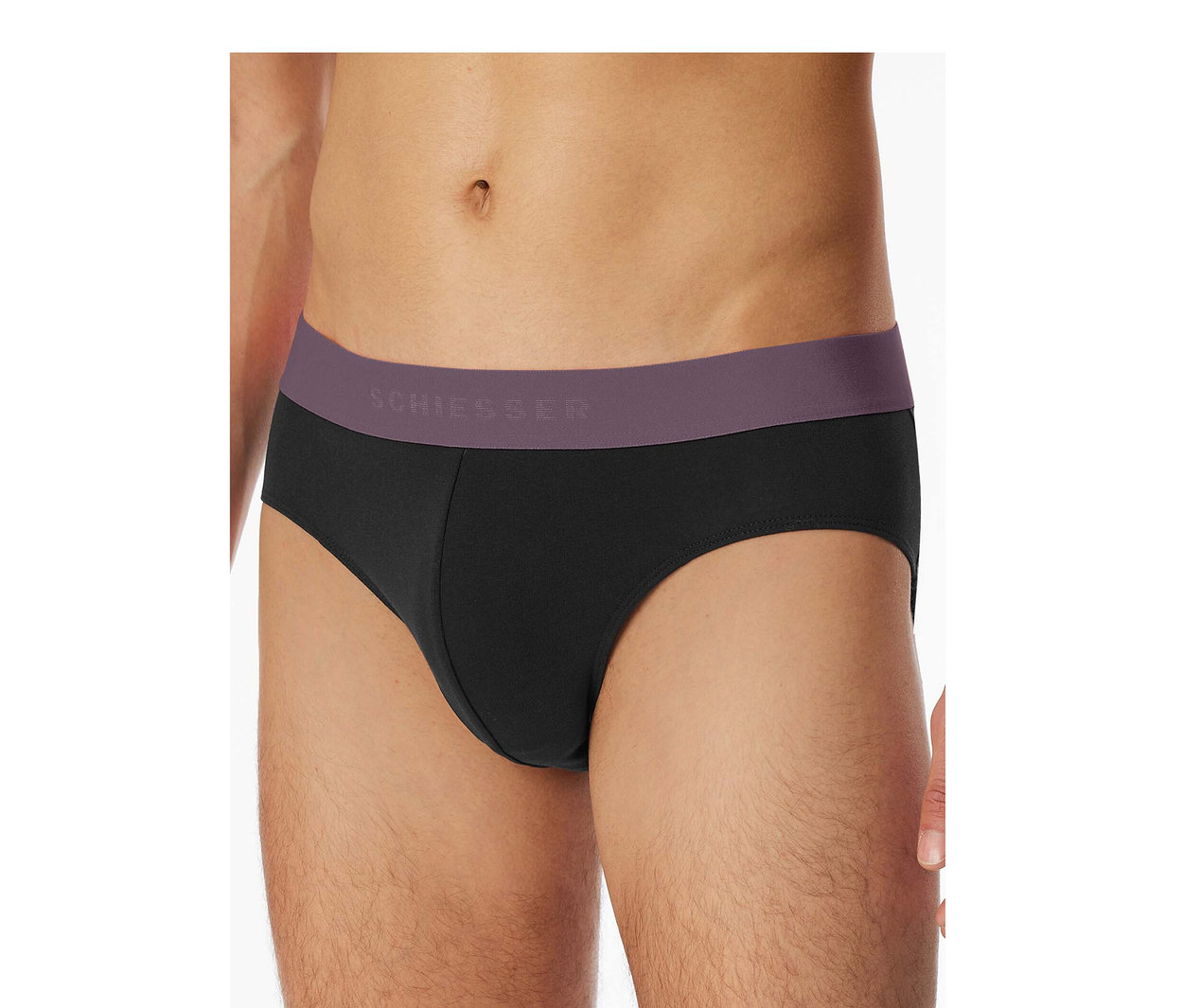 Homme portant un slip Rio SCHIESSER noir avec une ceinture violette affichant "SCHIESSER".