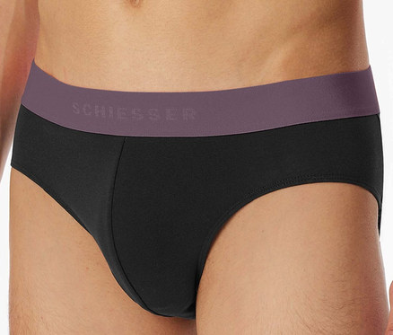 Torse d'un homme portant un slip noir SCHIESSER avec une ceinture violette.