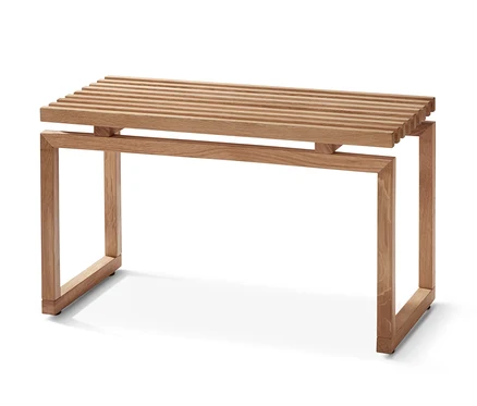 Un banc en bois avec une assise à lattes.