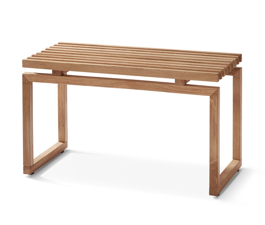 Un banc en bois avec une assise à lattes.