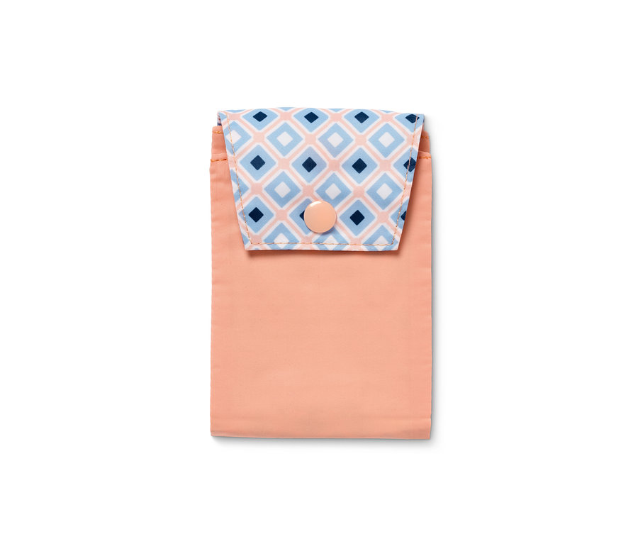 Une pochette hygiénique avec une base pêche et un rabat avec des losanges bleus et blancs.