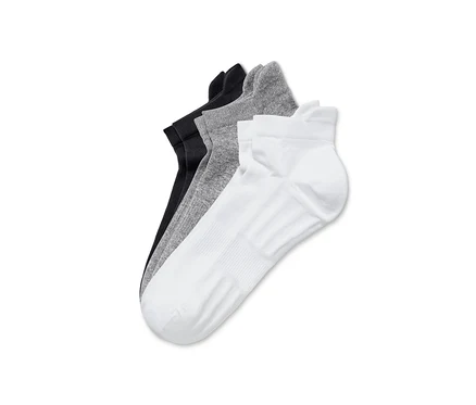 Gros plan sur trois paires de chaussettes de course professionnelles unisexes en noir, gris et blanc.