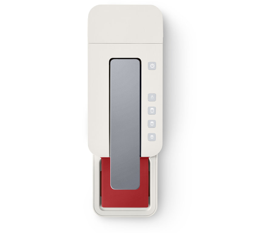 Machine à café blanche Qbo ESSENTIAL Bright Coral sur fond blanc.