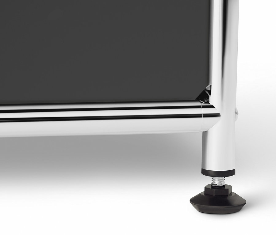 Gros plan d'une commode en métal grise « CN3 » avec 6 compartiments à abattants.