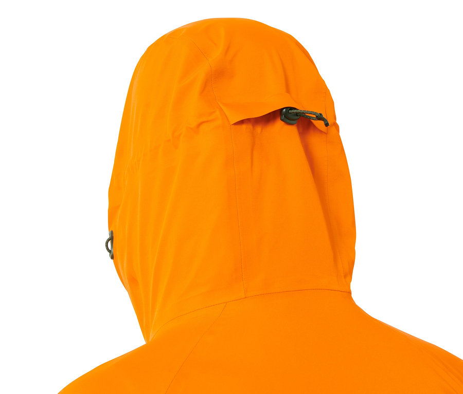 Gros plan sur la capuche d'une veste de ski hardshell.