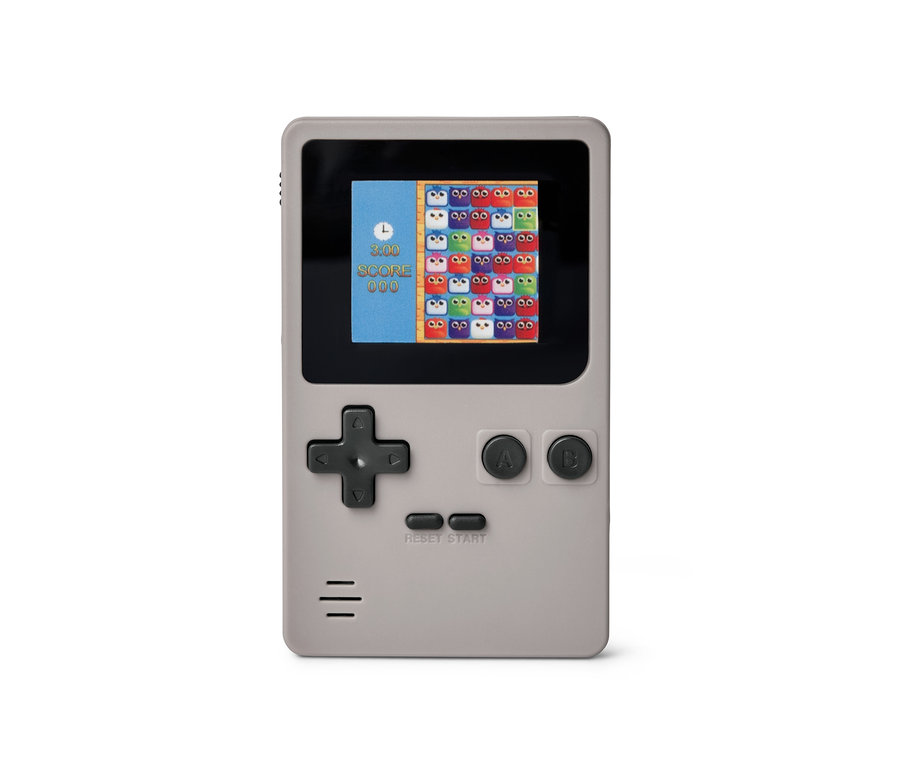 Gros plan sur une mini-console de jeux rétro avec un jeu affiché à l'écran.