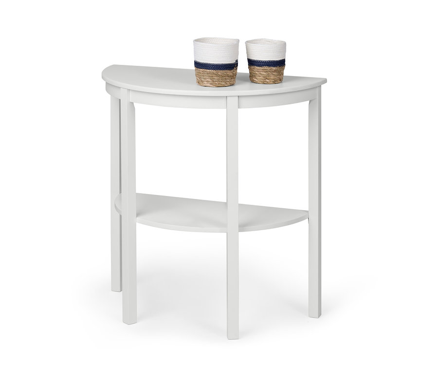 Table console demi-lune blanche de style campagnard avec deux paniers en osier à rayures bleues sur le dessus.