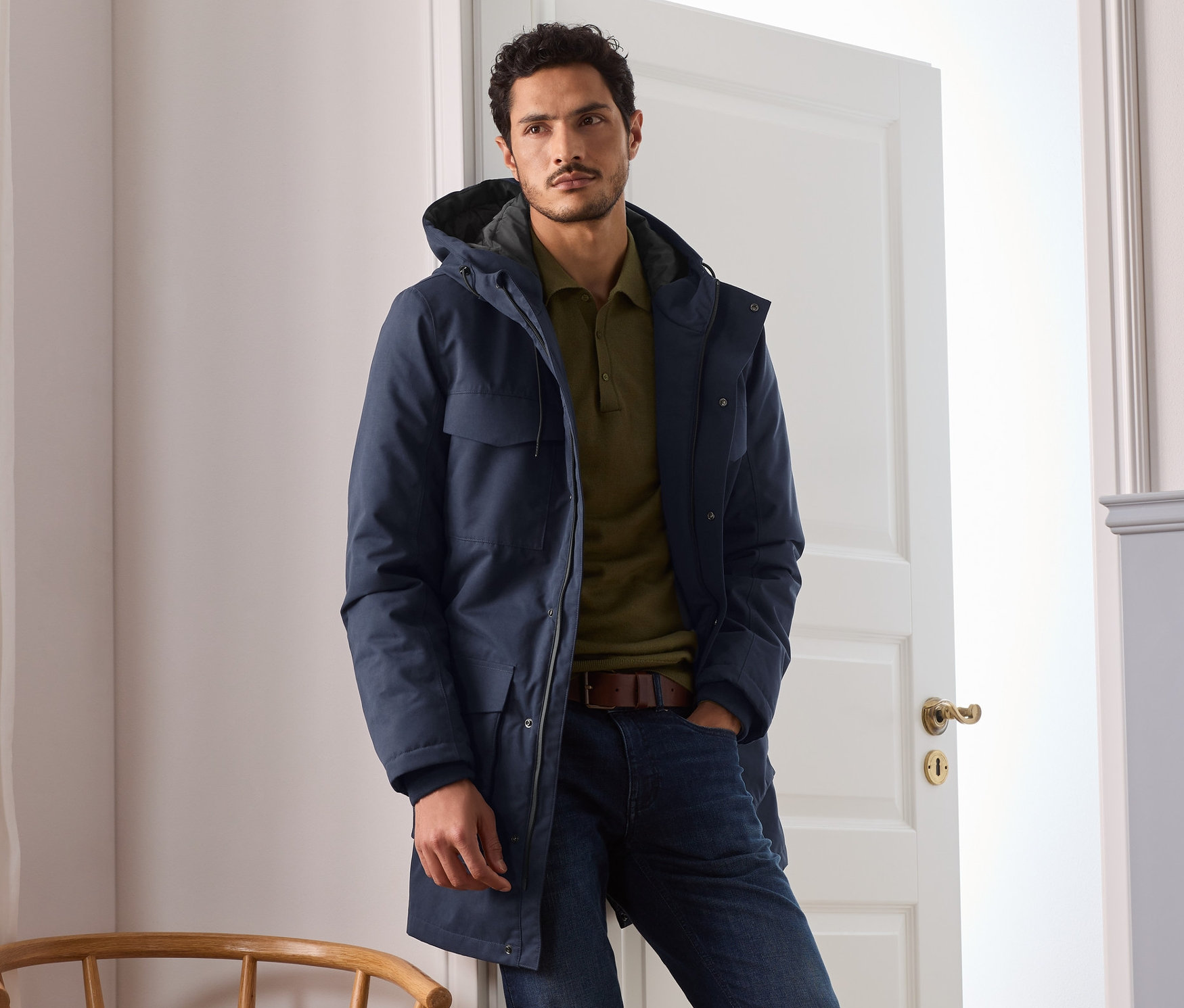 Un homme portant une parka bleue.