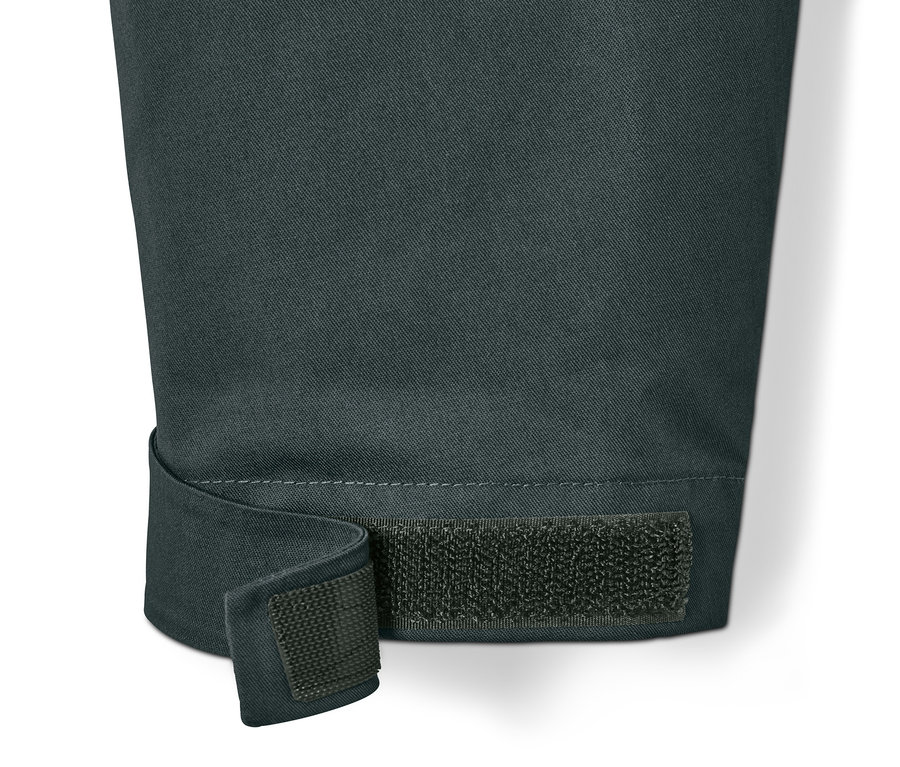 Détail de la manche d'une veste d'extérieur avec une bande velcro réglable.