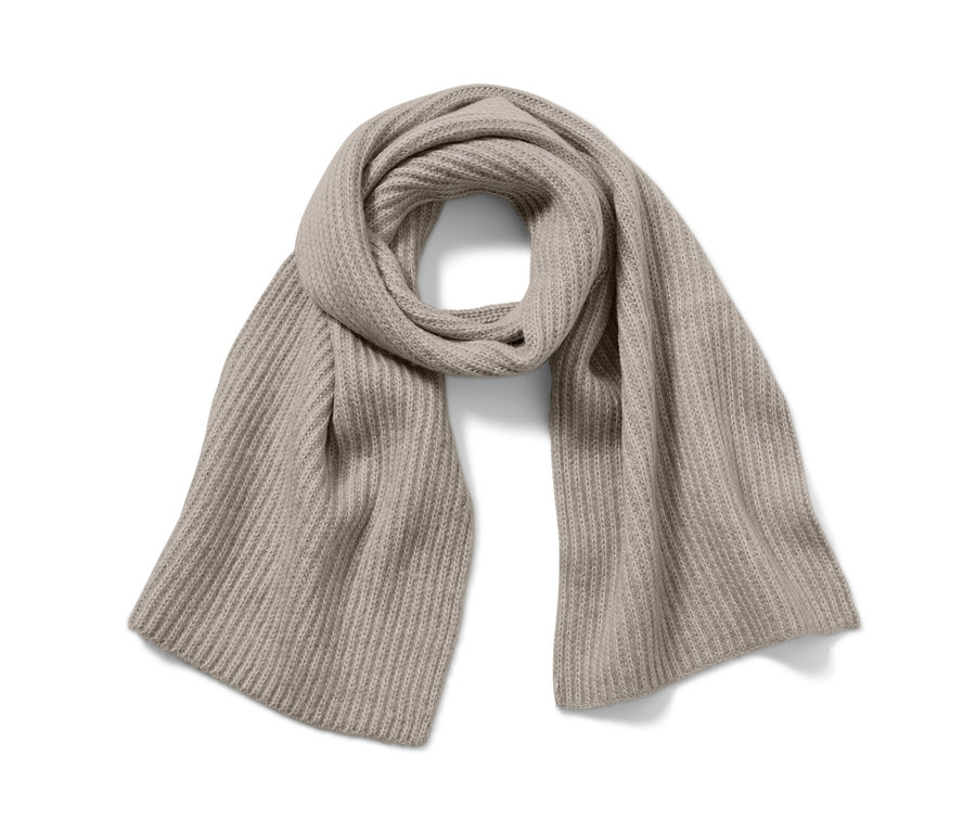 Une écharpe en maille taupe est posée enroulée sur un fond blanc.