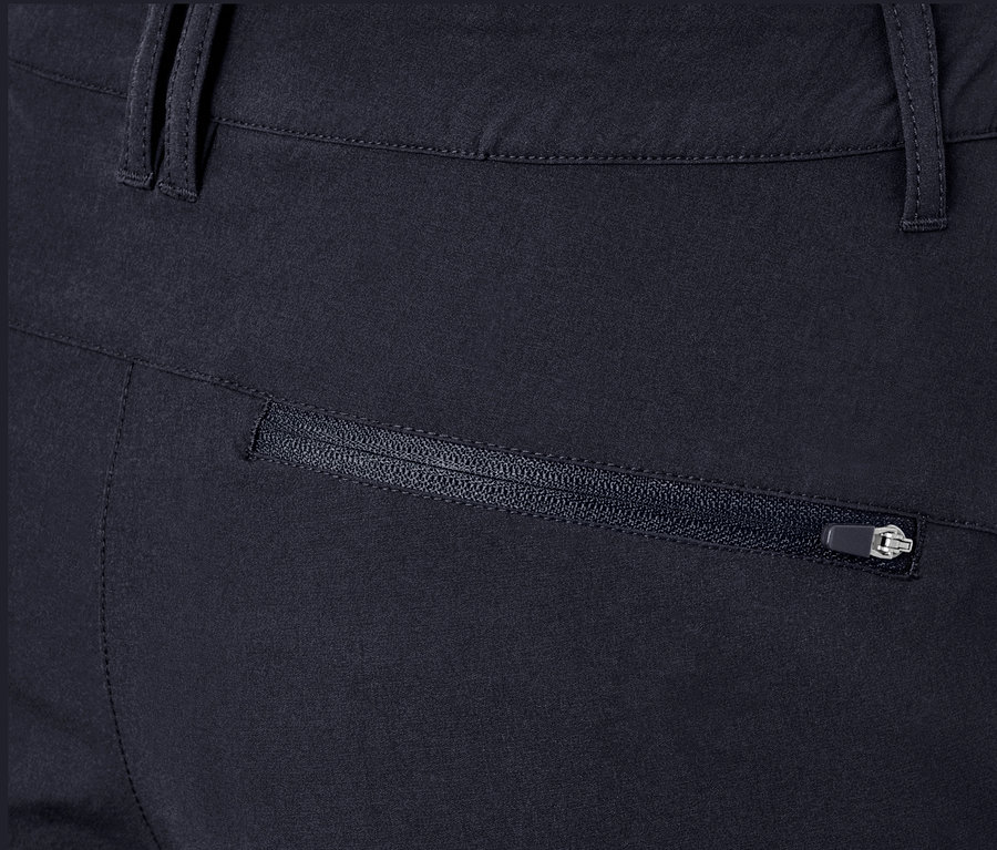 Gros plan sur un pantalon softshell avec une poche zippée.