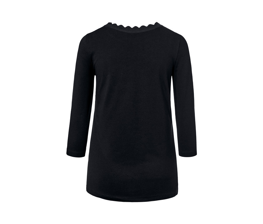 T-shirt noir à manches 3/4.