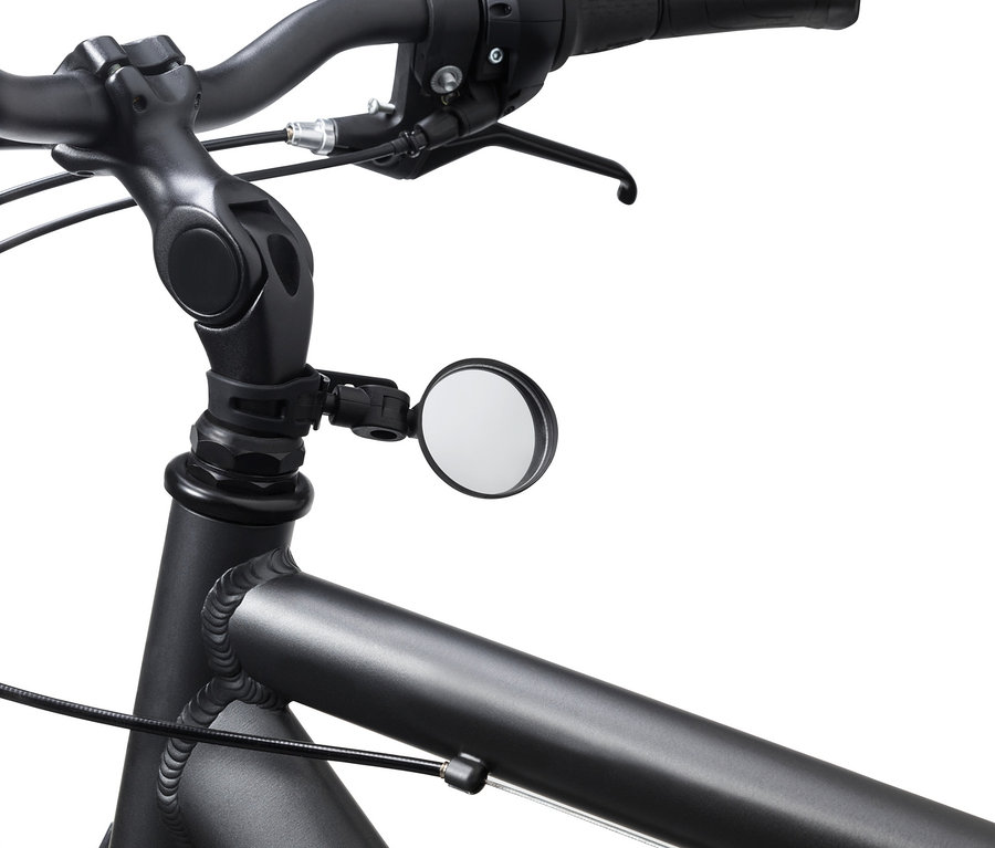 Gros plan sur un vélo avec un guidon noir et un mini-rétroviseur de vélo.