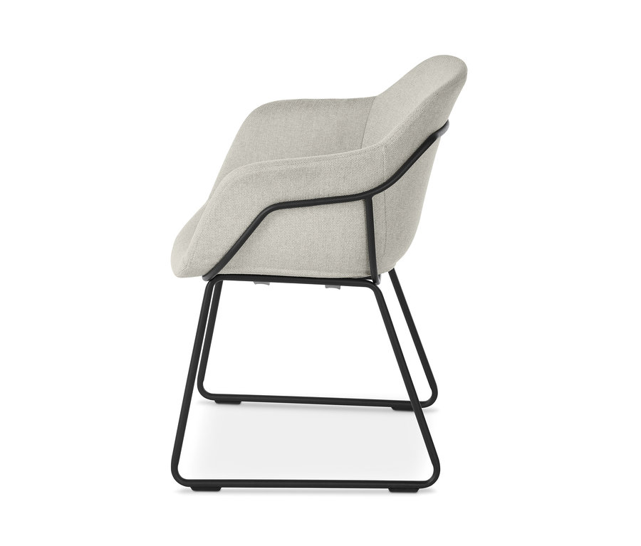 Chaise coque rembourrée beige avec pieds en métal.