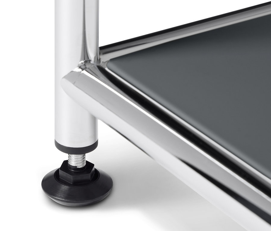 Vue détaillée d'une table basse en métal « CN3 », ouverte, grise, avec un pied chromé et un pied noir.