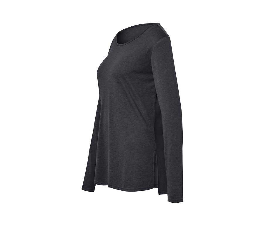 Détail d'un t-shirt de yoga à manches longues gris.
