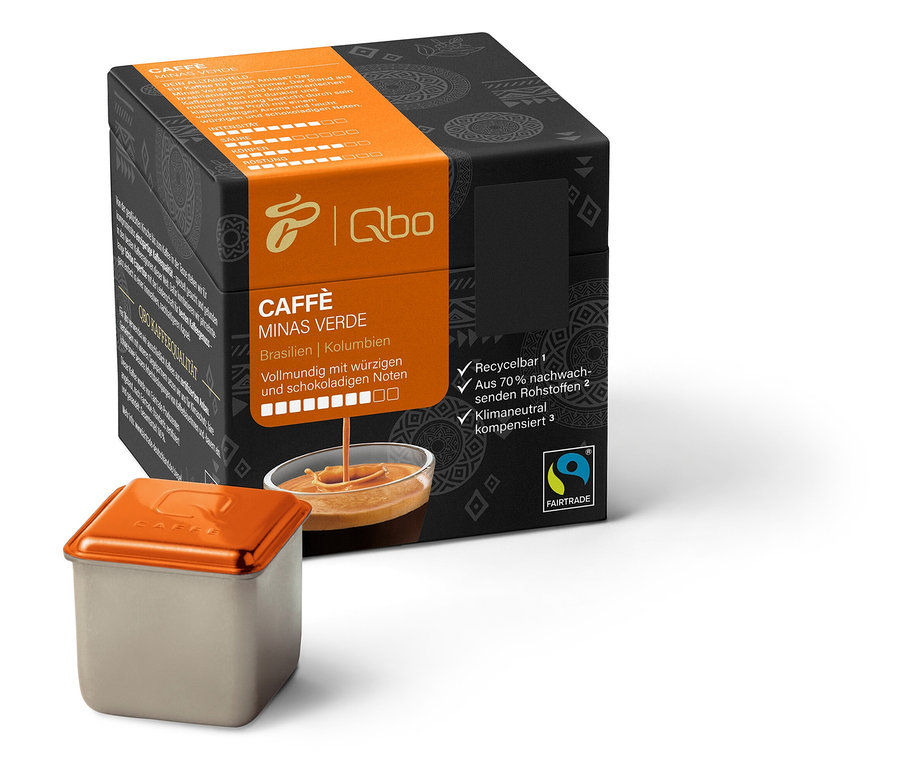 Un paquet de Qbo Caffè MINAS VERDE et une capsule. Le paquet est noir avec une bande orange. La capsule est argentée avec un couvercle orange.
