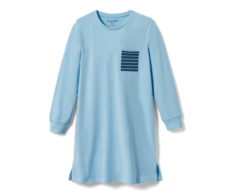Chemise de nuit pour filles bleu clair à manches longues avec poche poitrine à rayures bleu foncé.