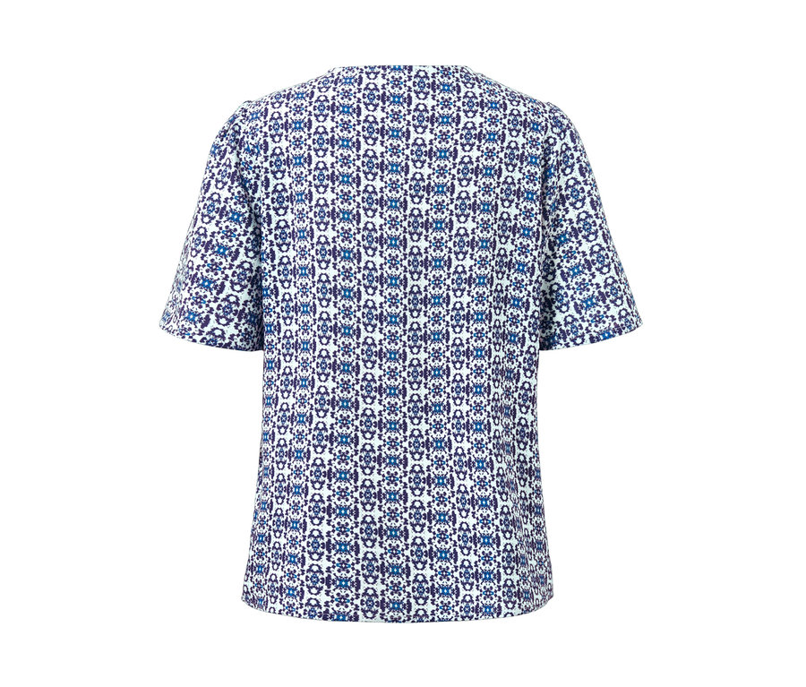 Détail d'une blouse à imprimé intégral pour femmes.