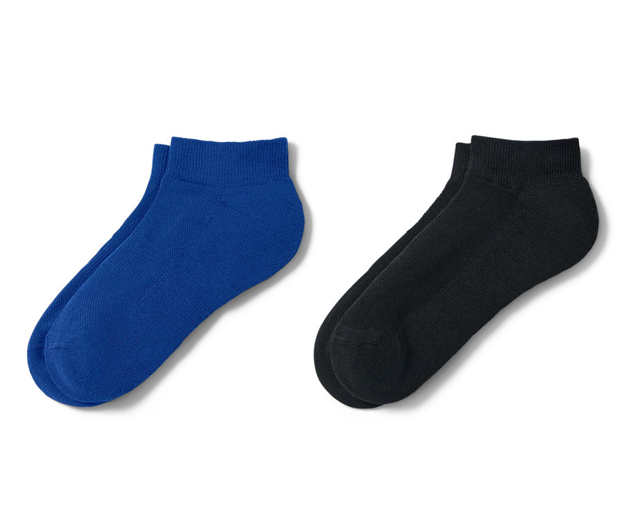 Deux paires de chaussettes de sport fonctionnelles sont côte à côte, une paire bleue et une paire noire.