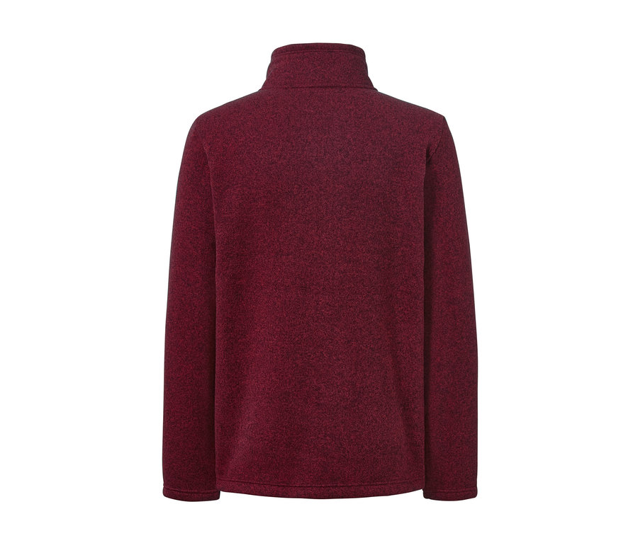 Détail d'une veste en maille polaire rouge.
