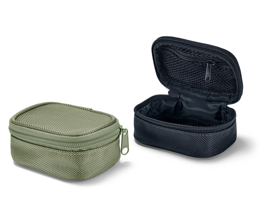 Deux mini-trousses de voyage, une kaki fermée et une noire ouverte.