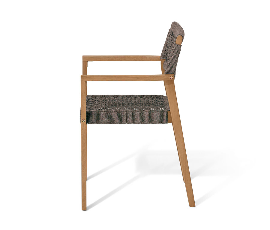 Vue latérale d'une chaise de salle à manger empilable avec tissage textile.