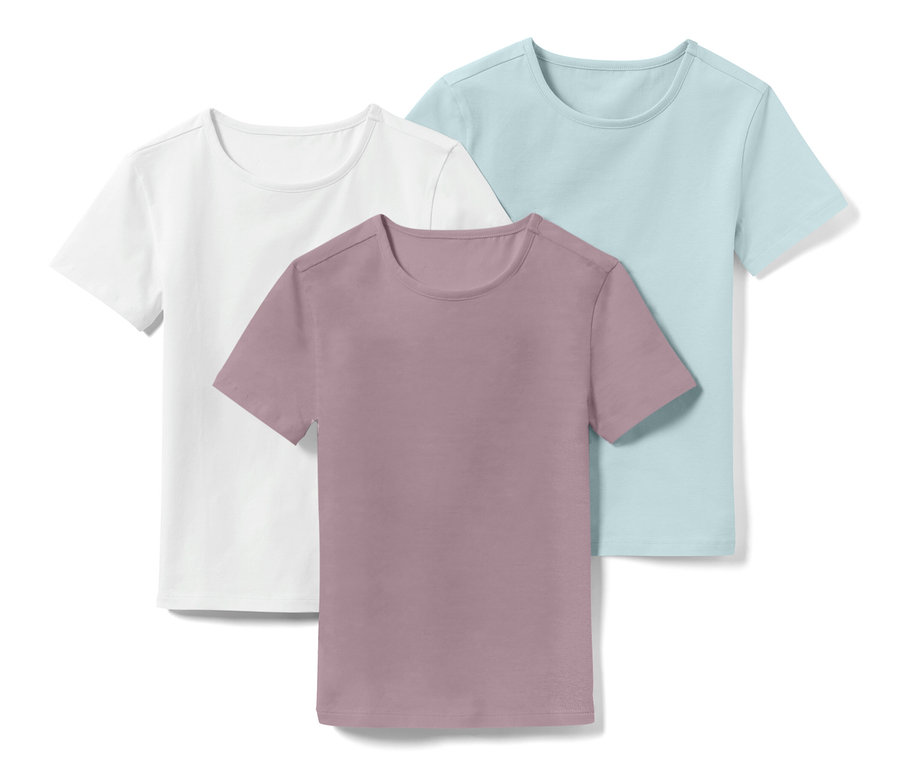 Trois t-shirts pour enfant : un blanc, un rose et un bleu clair.