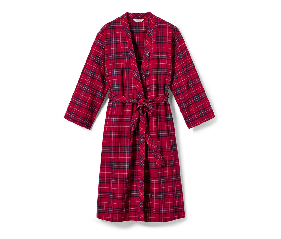 Une robe de chambre en flanelle rouge avec un motif à carreaux et une ceinture.