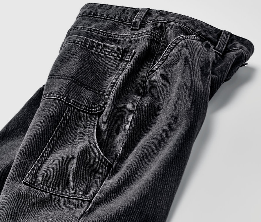 Gros plan sur un pantalon cargo pour enfant.