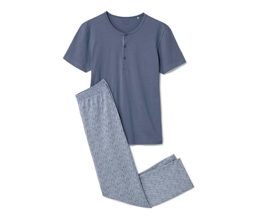 Pyjama bleu à manches courtes et pantalon à motifs.