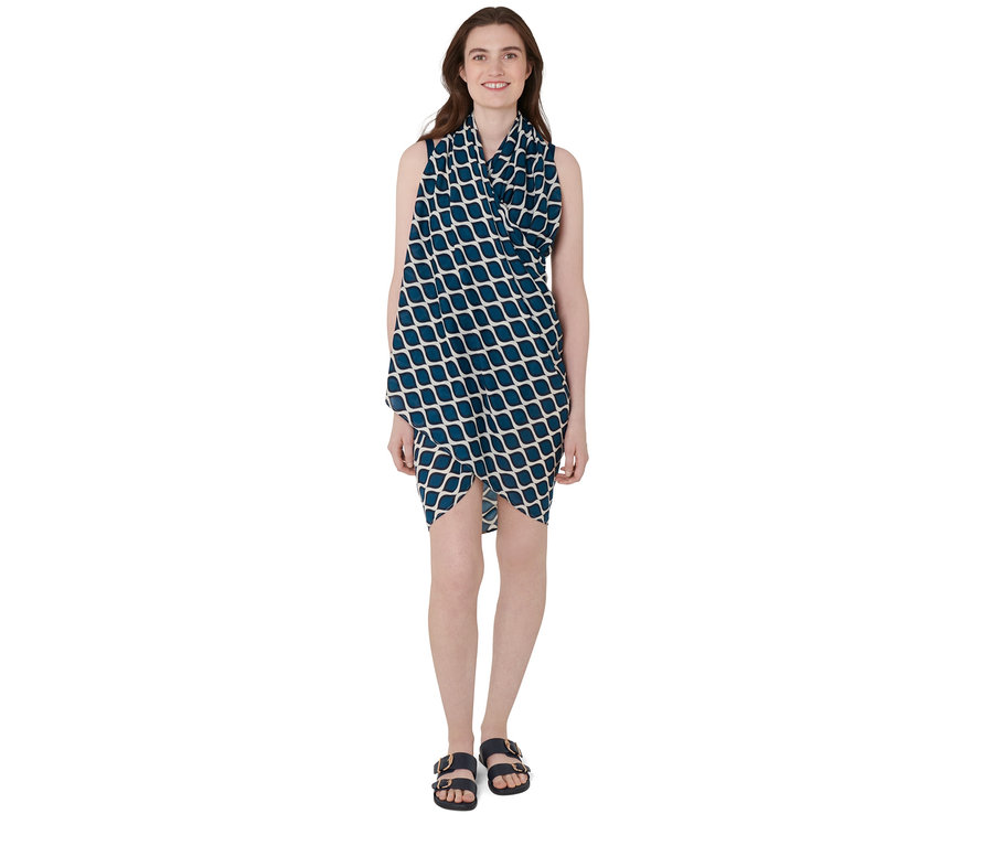 Femme portant un foulard multifonction à motifs bleu et blanc comme une robe.