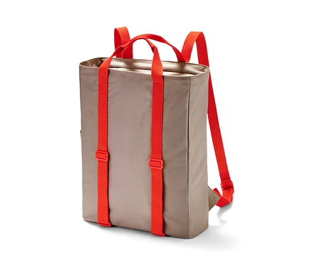 Un sac à dos de pique-nique marron avec des bretelles orange.