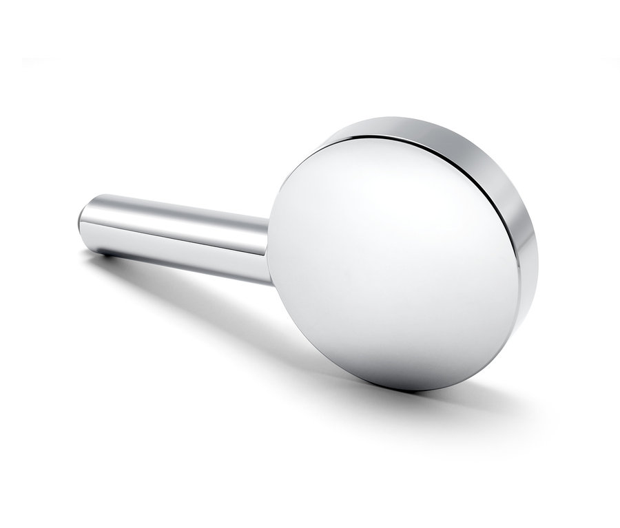 Un pommeau de douche argenté avec indicateur de consommation d'eau est posé sur une surface blanche.