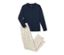 Pyjama crème avec haut à manches longues bleu marine et pantalon à motif étoiles.