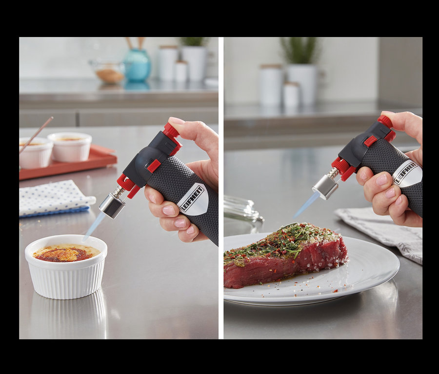 Deux photos montrent l'utilisation d'un brûleur de cuisine. D'un côté, une personne fait flamber une crème brûlée et de l'autre un steak.