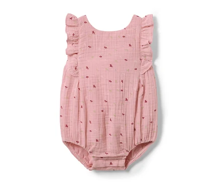 Barboteuse pour bébé rose avec des volants et un imprimé.