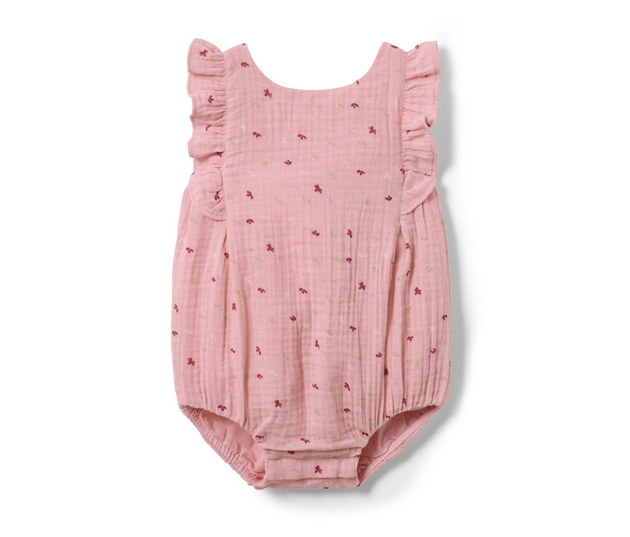 Barboteuse pour bébé rose avec des volants et un imprimé.