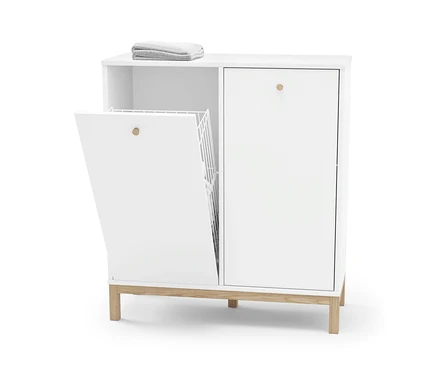 Une étagère à linge blanche avec une porte ouverte sur le côté gauche révélant un panier à linge en fil métallique blanc. Une serviette grise pliée repose sur le dessus de l'étagère.